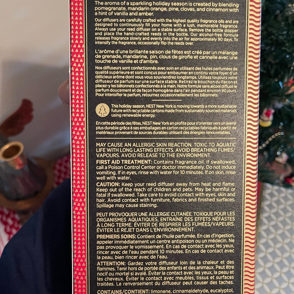 NEST Fragrances Holiday Reed Diffuser - Red and Gold - Picture 2 of 4